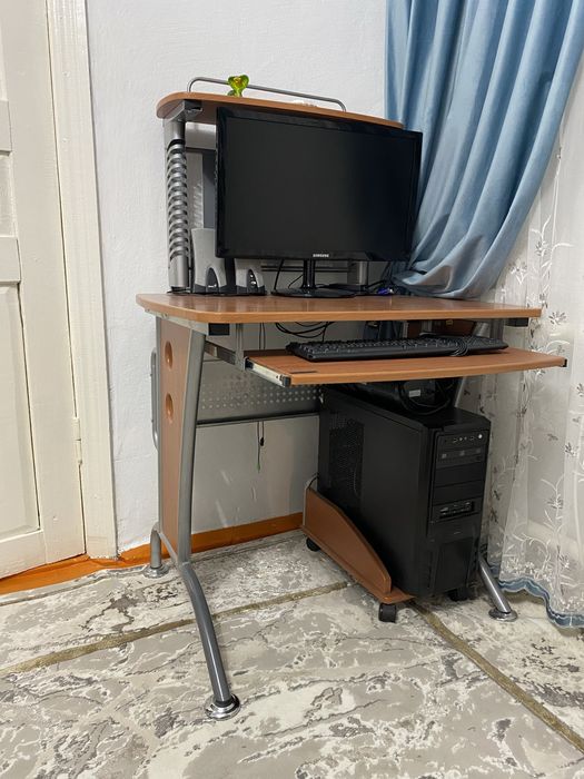 Кампьютер и стол