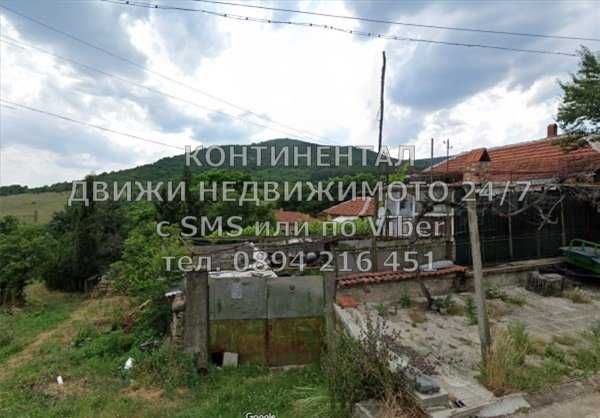 Парцел 380м2 на 30м от централния път до къщи, ток и вода - код 62086