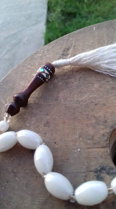 Броеница  от седеф и кехлибар