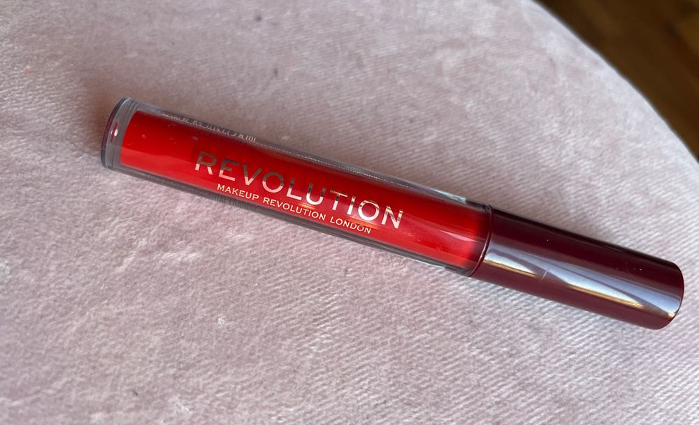 Червено червило на Revolution