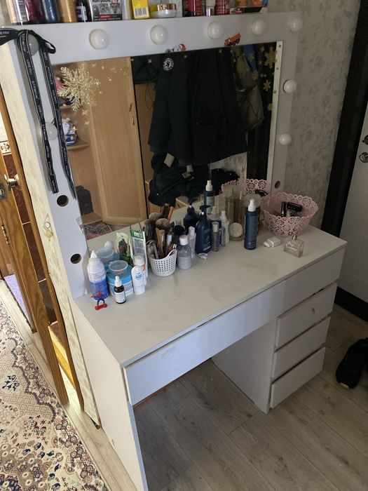 Комод тумбочка зеркало