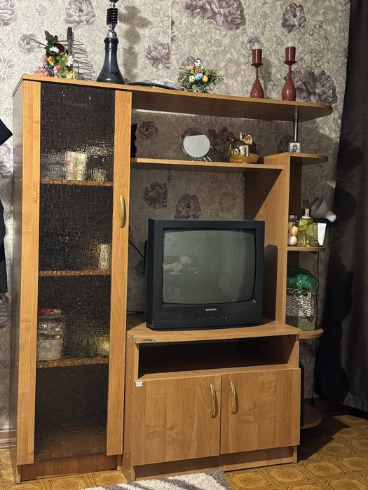 Продам сервант ,шкаф, тумбочку срочно