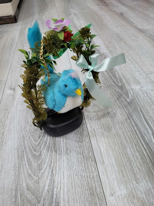 Игрушка птичка на жердочке