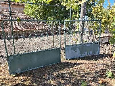 Масивен метален портал с врата