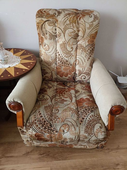 Две запазени кресла / фотьойла + масичка