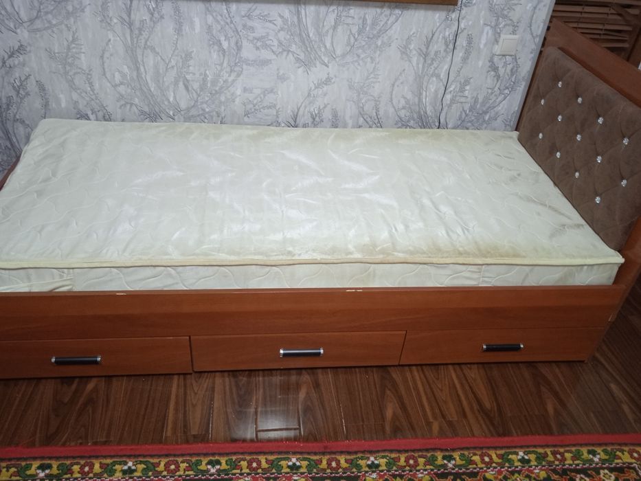 Диван сотилади..