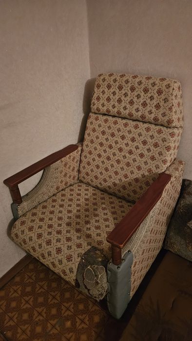 Кресло с деревянными подлокотниками
