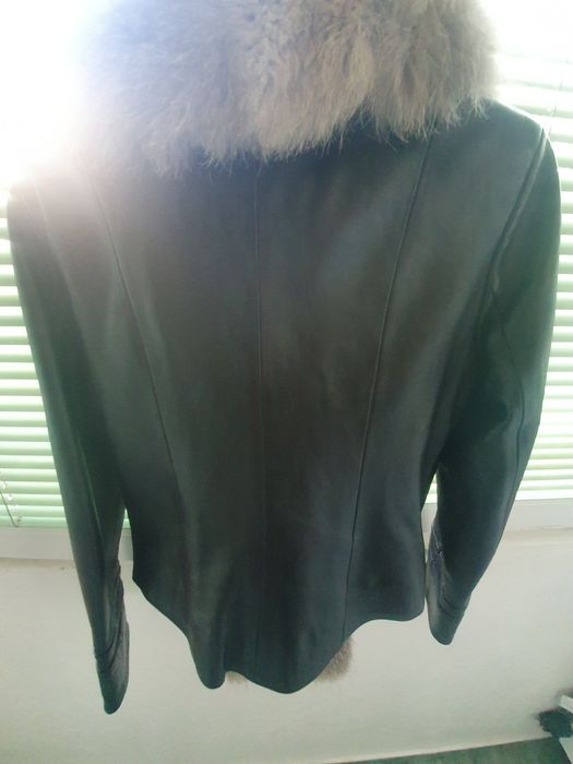 Кожено яке с яка от сребърна лисица.