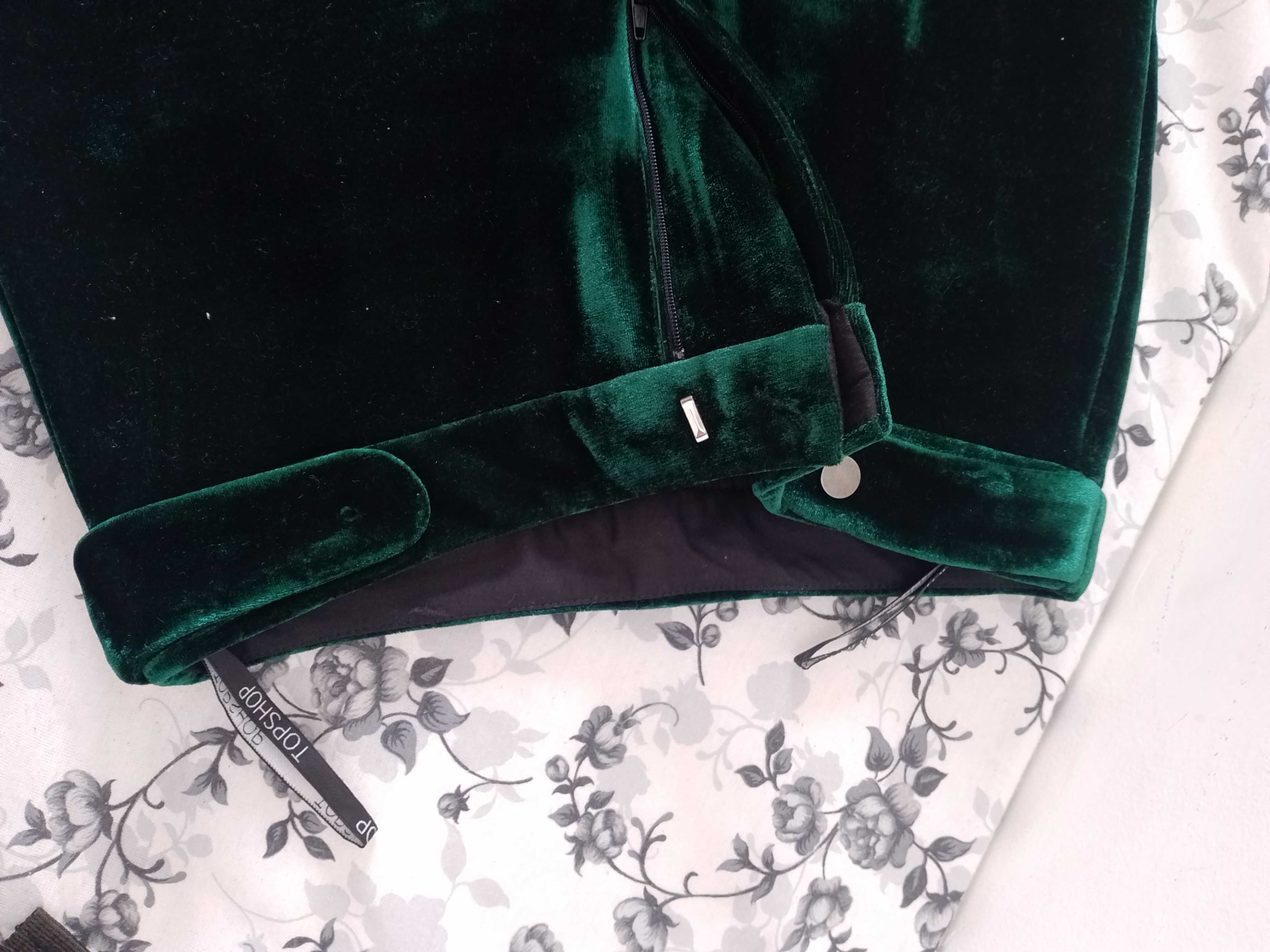 Pantaloni din catifea , nepurtati , verde frumos