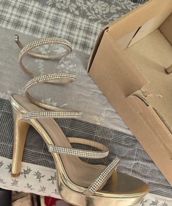 Блестящи токчета но много висок ток