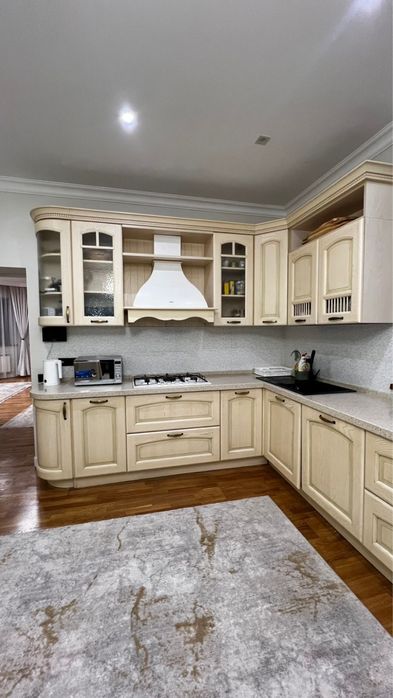 Продам кухонный гарнитур в комплекте с духовкой, плитой и вытяжкой