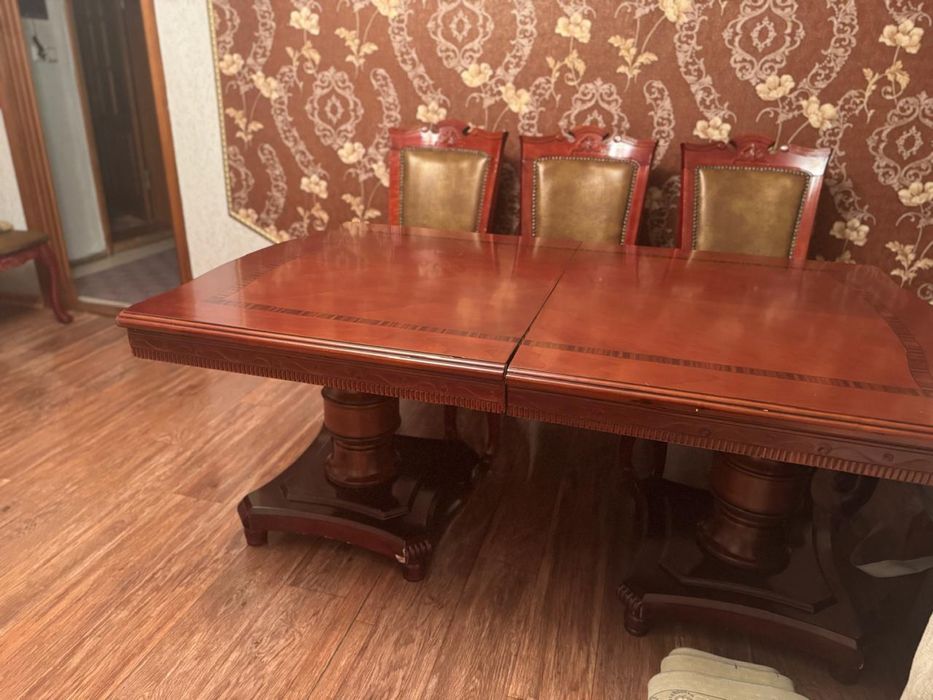 Продам стол и 8 стульев