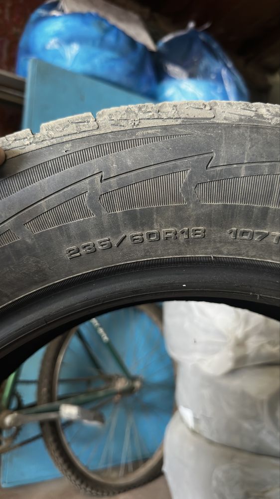 Продам комплект зимних шин Good year 235/60R18