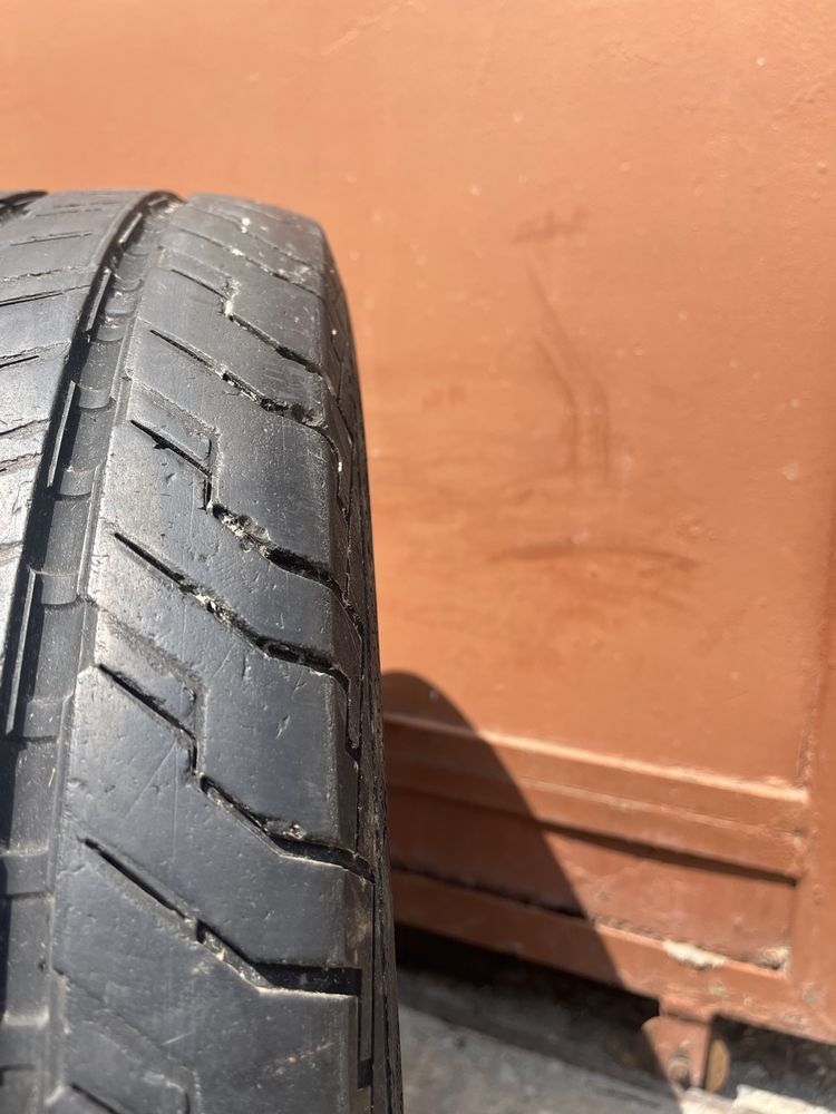 2 бр. гуми за бус 235/65/16C Continental DOT 4317 7 mm