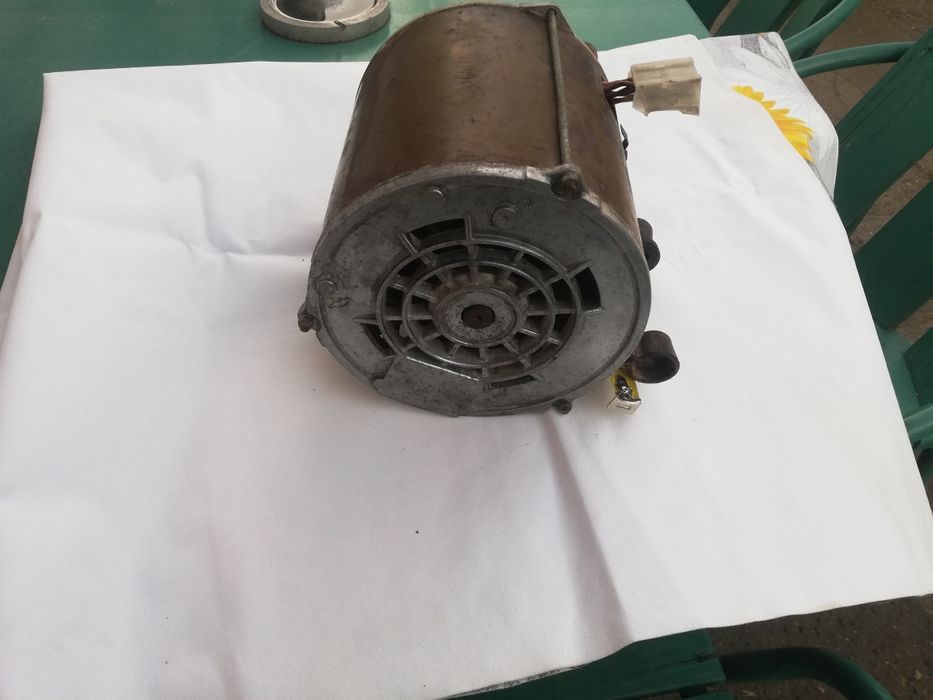Vînd Motor 220 cu fulie.