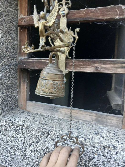 Старинна френска камбана с ангелче - красива декорация за входна врата