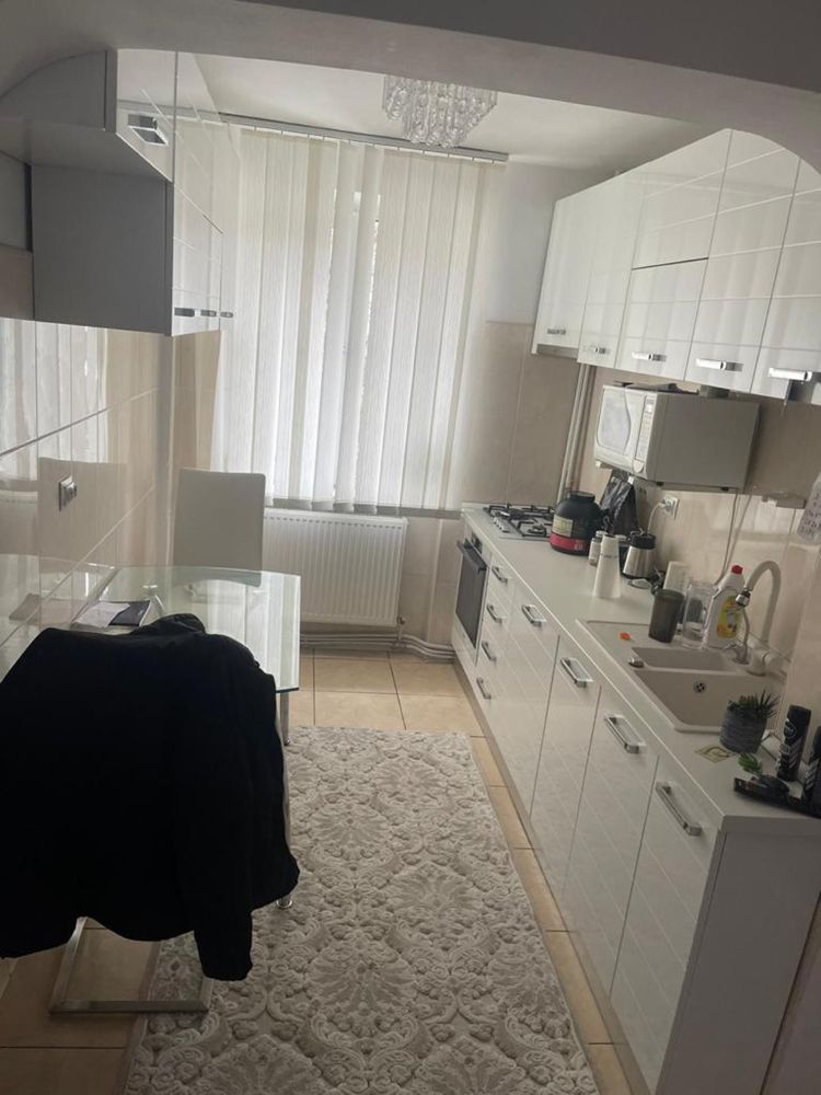 Vand (schimb) apartament 4 camere  etaj 1 zona centrala  si linistita.