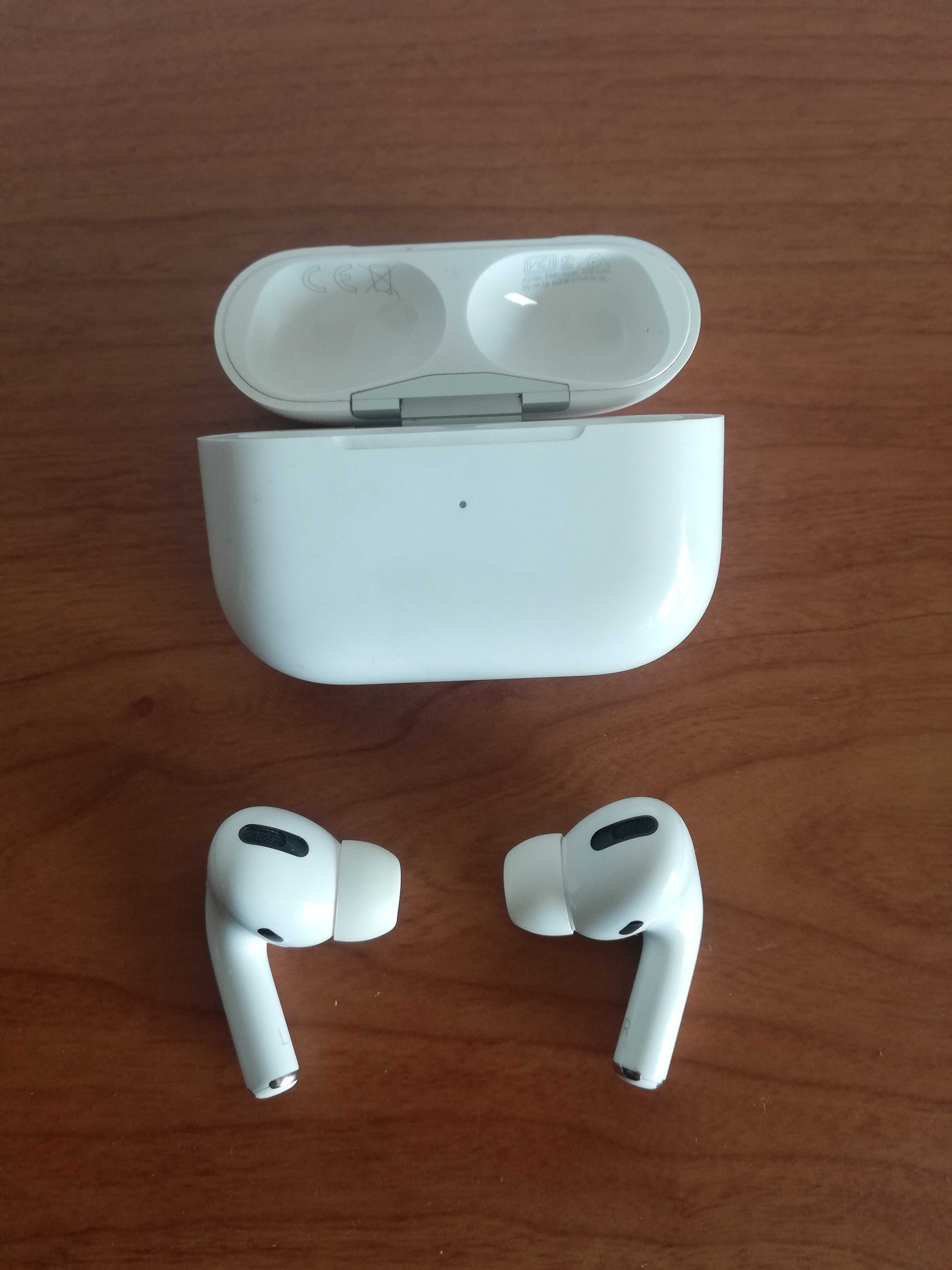 Apple AirPods Pro with Wireless Charging Case A2190