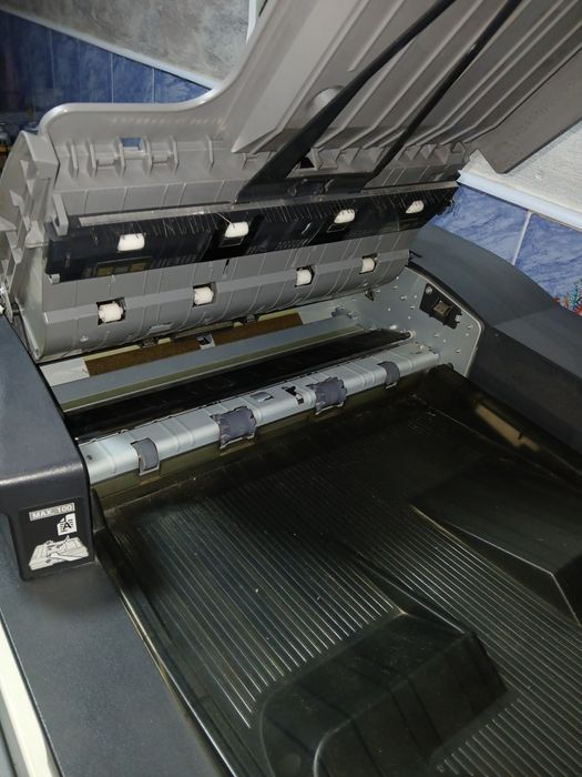 Vând xerox  bizhub c220