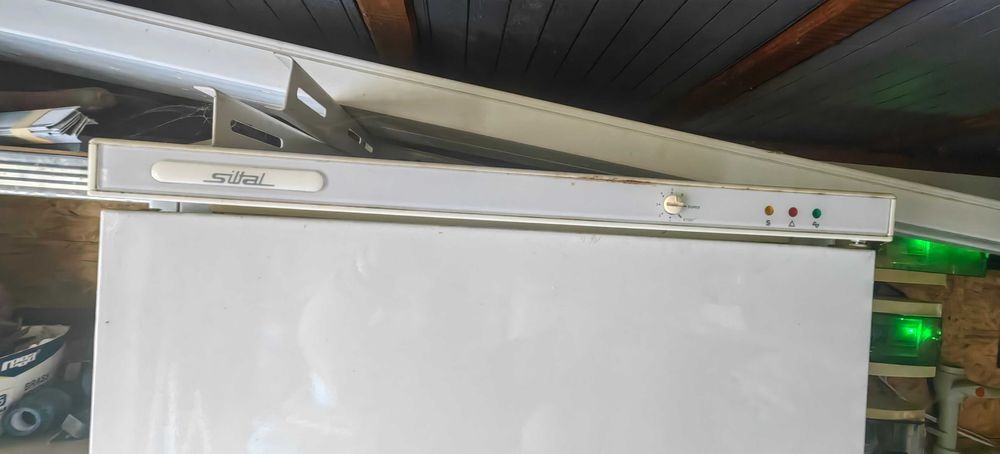 Продавам работещ вертикален фризер