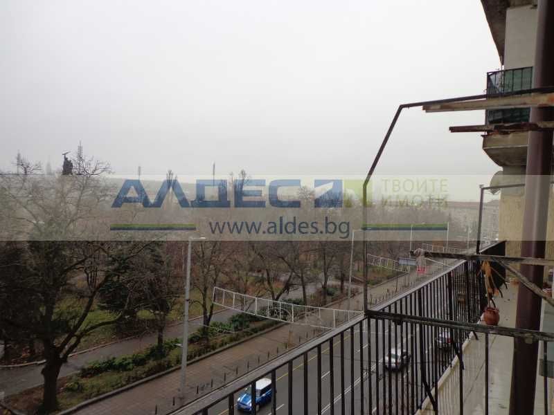 Продава голям апартамент с панорама на ул.Аксаков