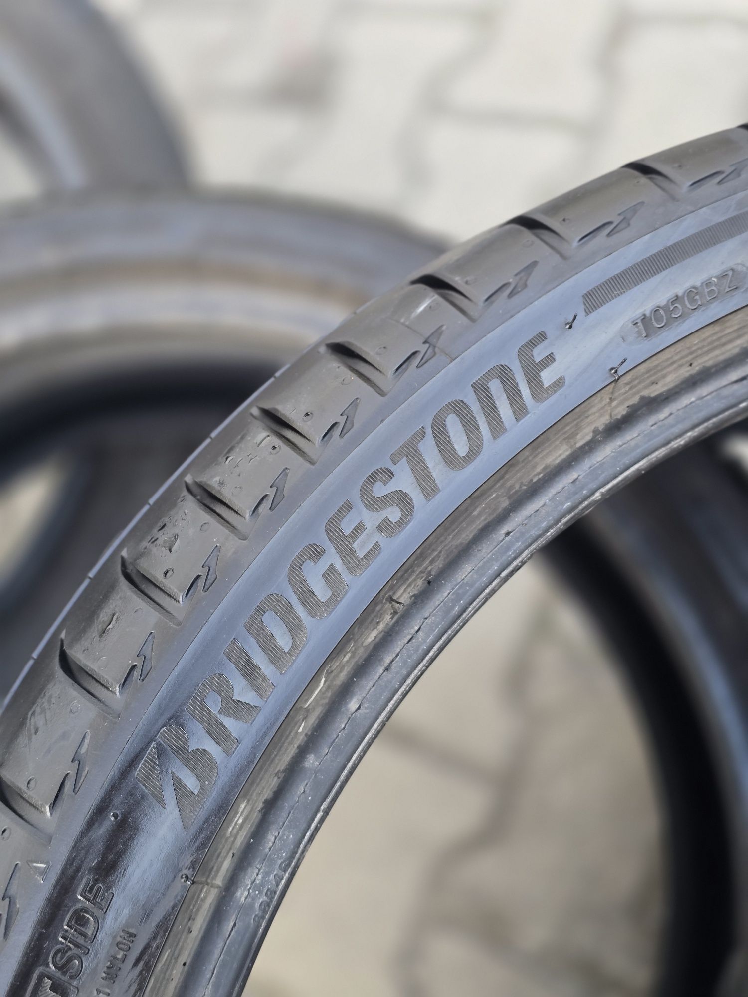 255 35 21 Bridgestone 2 бр.