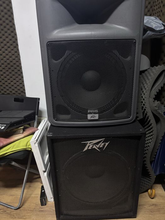 Doua Boxe Pea Vey plus una de bas, active cu doua standere