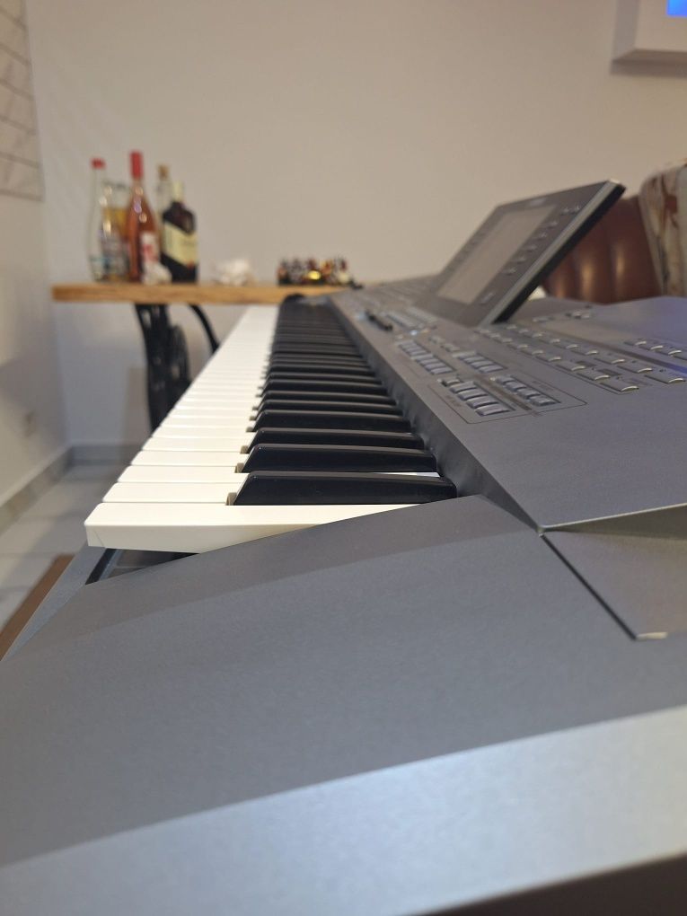 Vând Yamaha Tyros 5