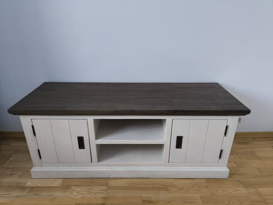 Vând comodă TV din lemn masiv, cu design rustic