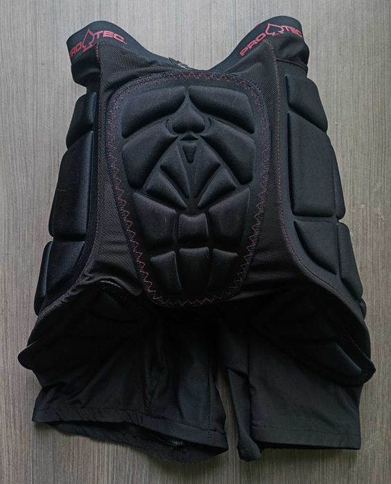 Протекторни шорти (нагъзник) размери S и L-XL