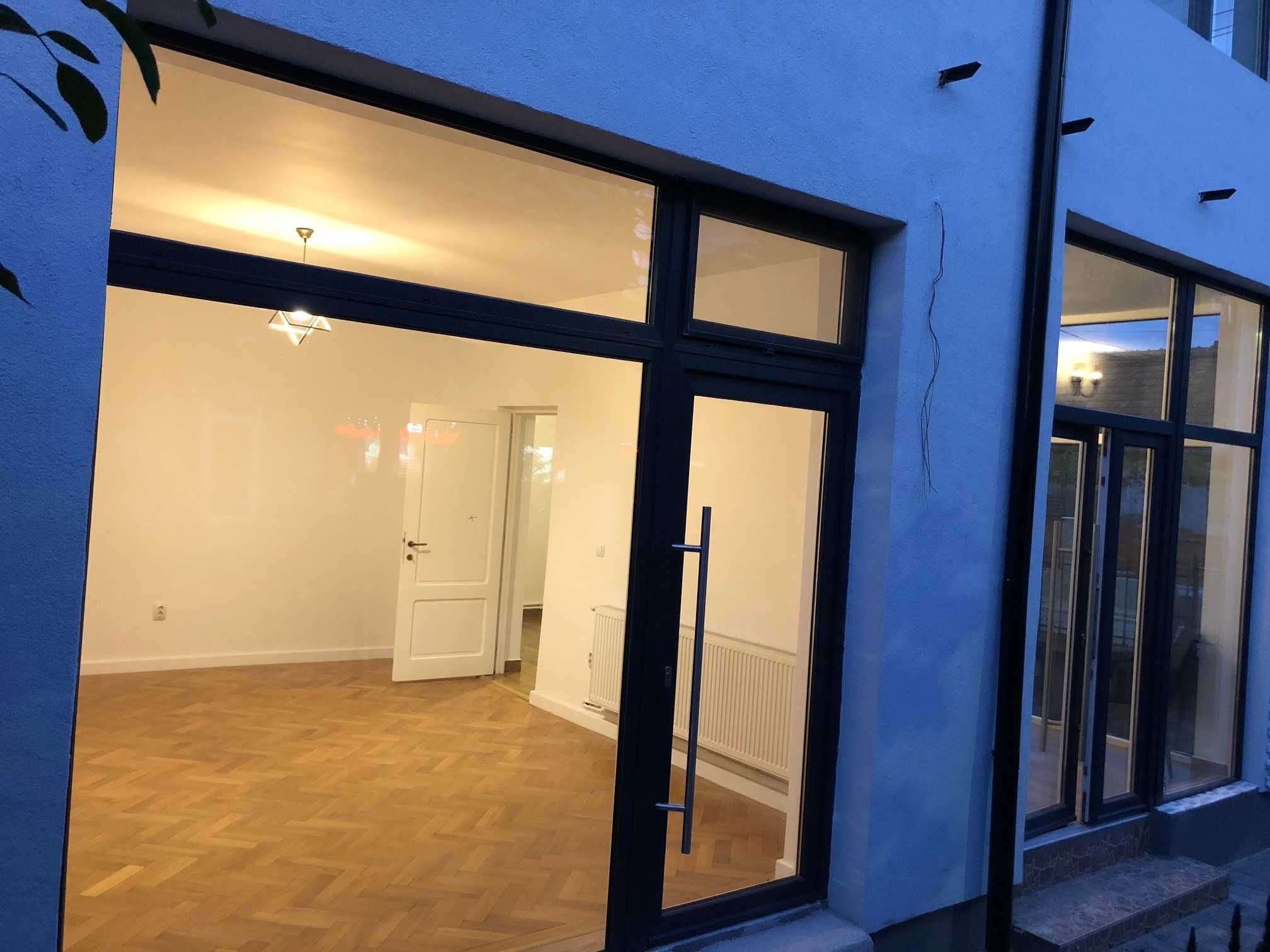 Spatiu comercial, vad intens, vitrine, utilitati, parcari, 130 mp