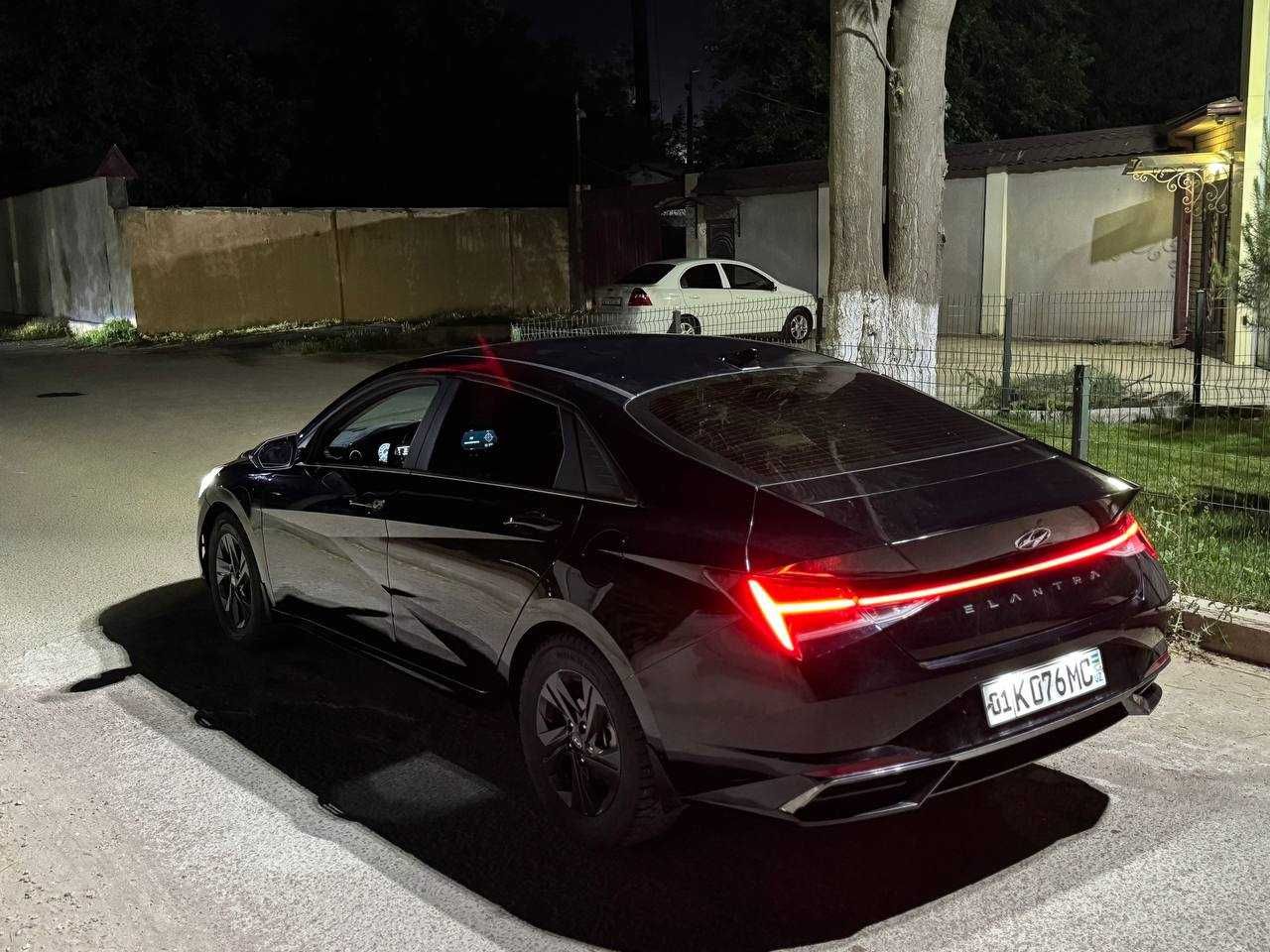 Продам Hyundai Elantra черного цвета 2021 г.