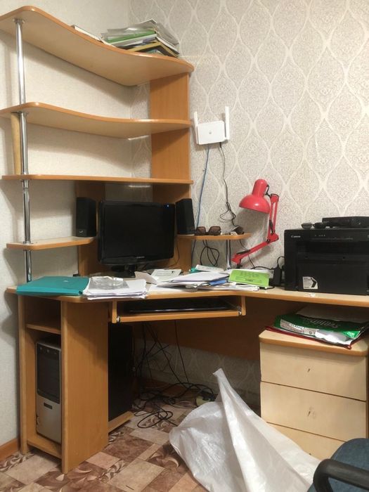 Компьютерный стол с полкой и с тумбой