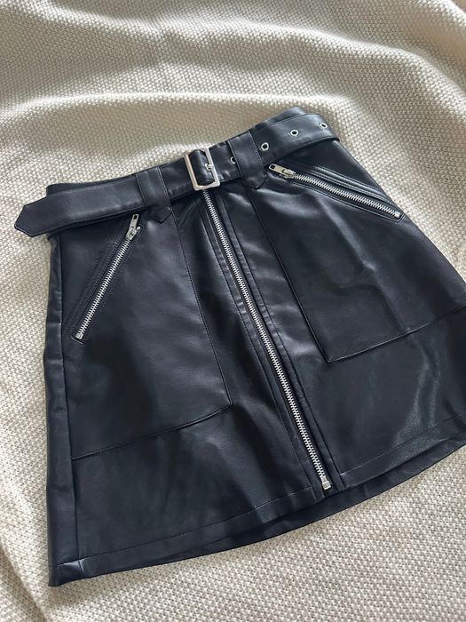 Къса черна кожена пола