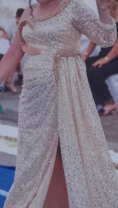 Златиста рокля с един ръкав