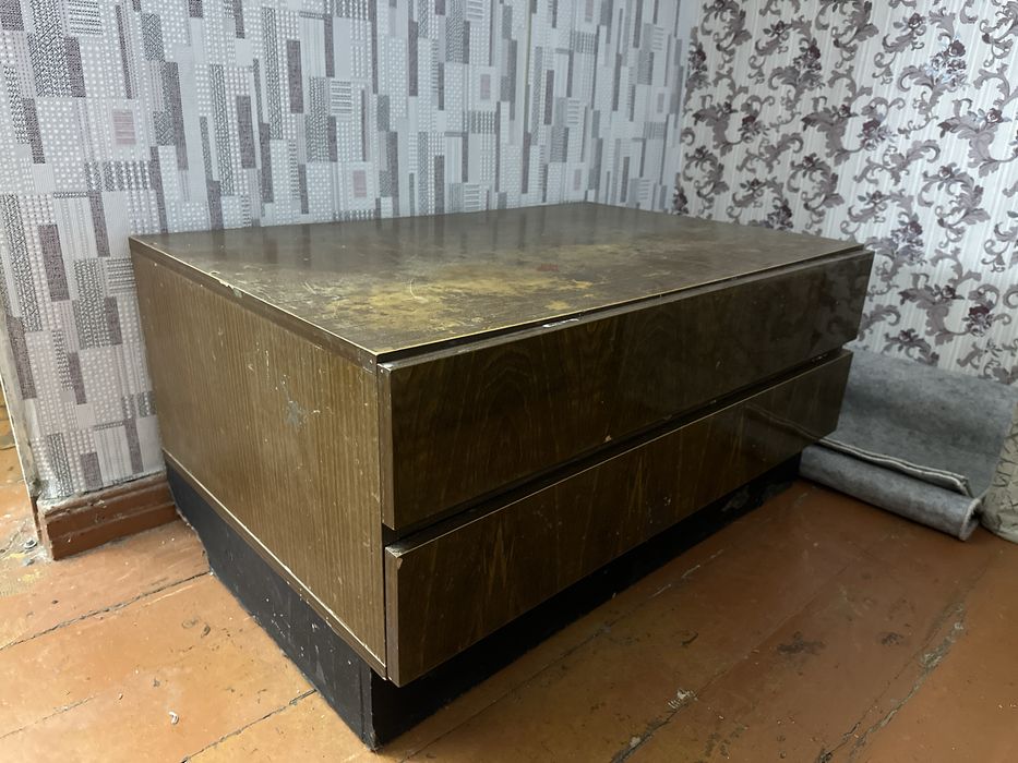 Старый комод с 2 выдвижными полками