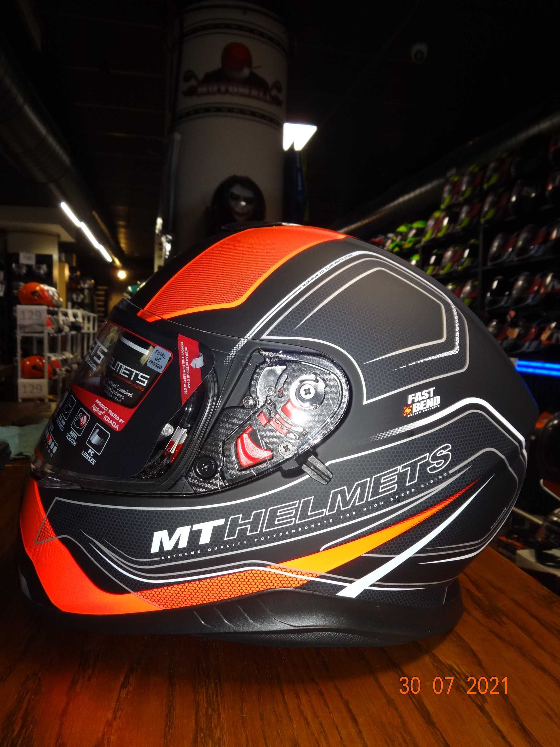 каска MT Helmets Thunder 3 SV пистова мото каска с тъмни очила