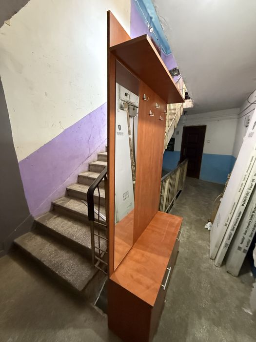 Cuier din lemn cu 2 rafturi de depozitare cu usa, oglinda si 5 cuiere