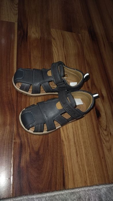 Новые  кожаные сандали на мальчика р.27