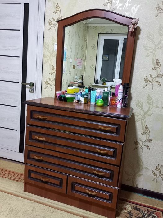 Shkaf bilan tryumo sotiladi uyga ishlatish uchun holati yaxshi mebel