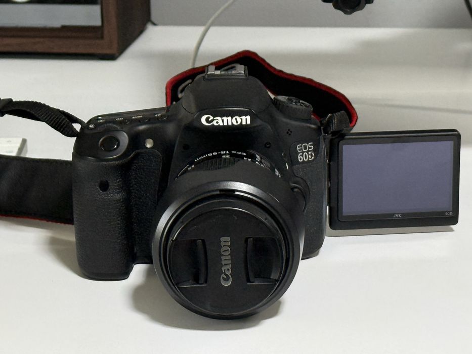 Vand kit foto Canon EOS 60D + obiectiv + blit detasabil