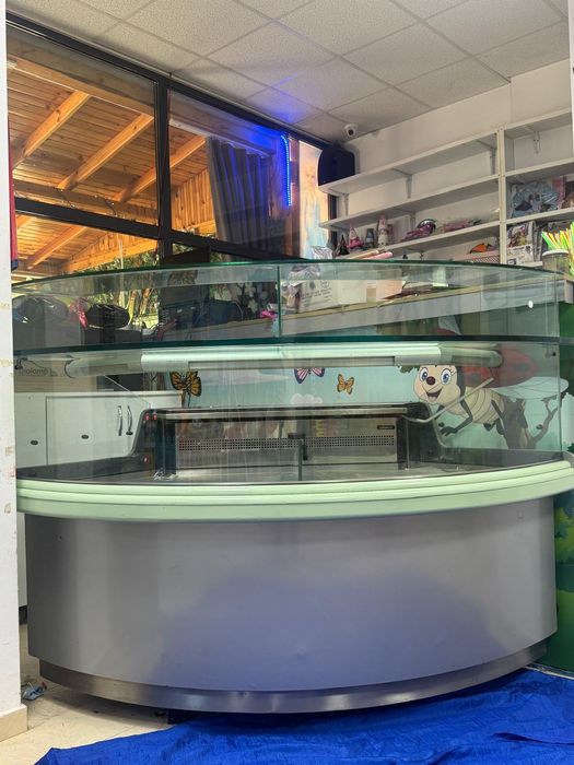 Хладилна витрина за торти