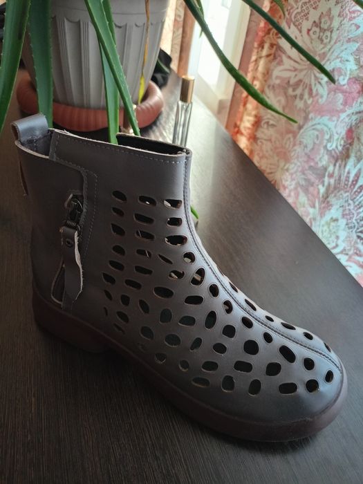 Продам женскую обувь