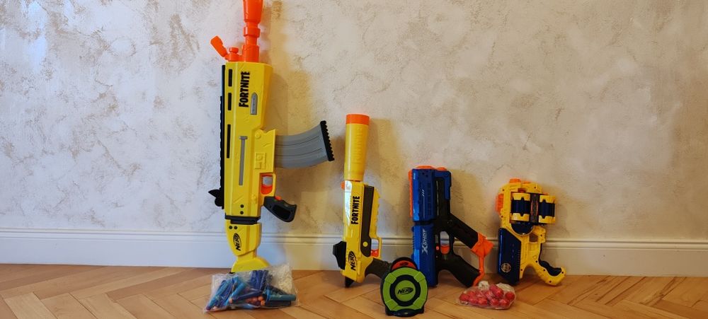 PACHET jucării - pistoale Nerf+cuburi rubice+Monopoly