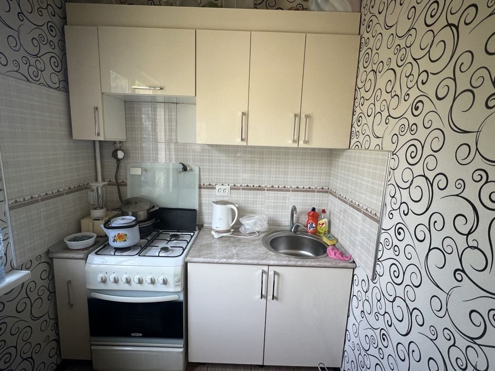 Продается газовая плита, кухонная мебель и раковина