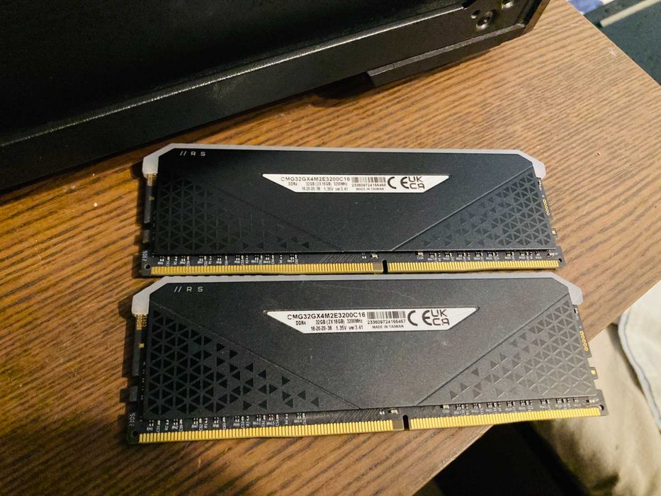 2x16GB Corsair VENGEANCE RGB RS 32GB DDR4 3200MHz CL16