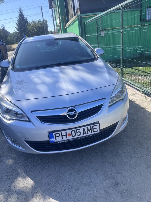 Vând Opel Astra J 2011