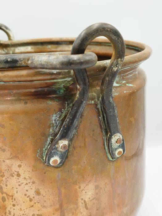 Голямо холандско медно котле, ръчно изковано с дръжка от ковано желязо