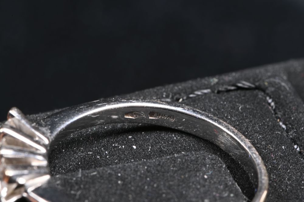 Златен Пръстен бяло Злато 18к (750) годежен 3 диаманта, 0.30кт Разм 55