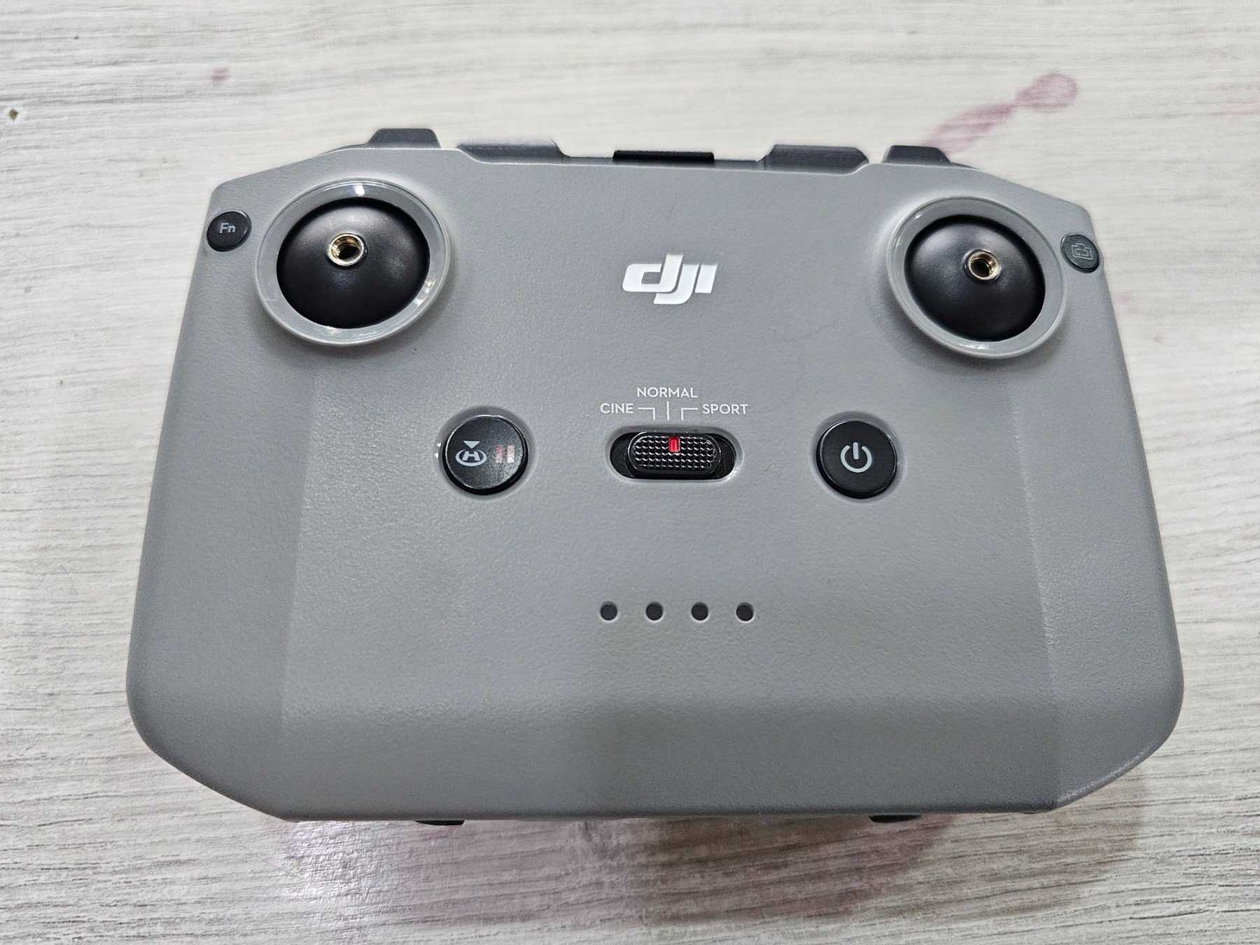 Контролер за дрон DJI и две батерии с хъб за зареждане , чантичка DJI